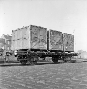841418 Afbeelding van laadkistenwagen NS 94572 (type HHK) van de N.S. met enkele gesloten autolaadkisten te Maastricht.
